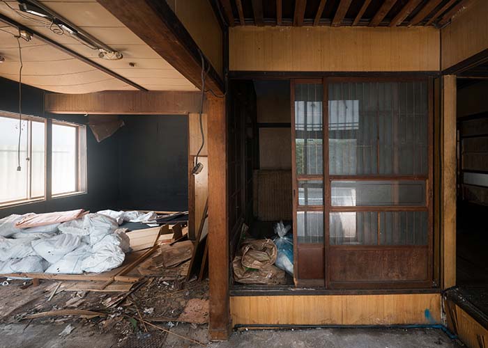 derelict_house_japan_700x500